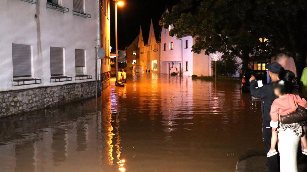 Hochwasser überflutet im Landkreis Karlsruhe eine Straße. - Foto: Rene Priebe/pr-video/dpa