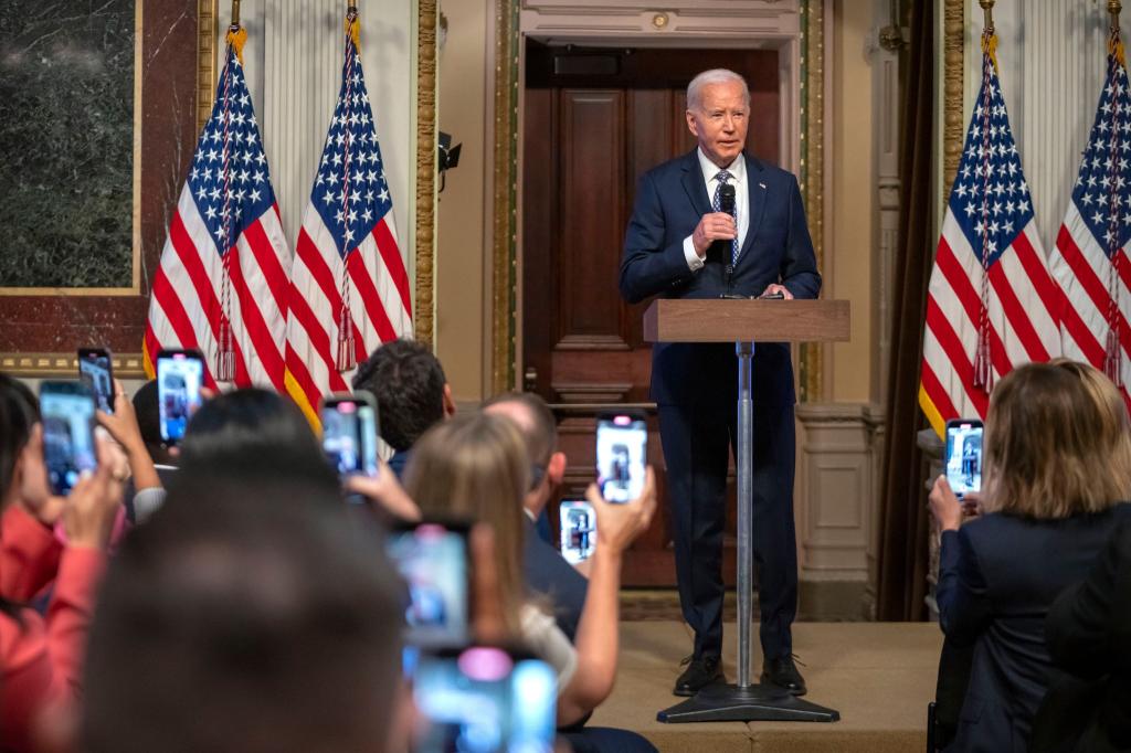 US-Präsident Joe Biden trifft sich mit Influencern. - Foto: Mark Schiefelbein/AP/dpa