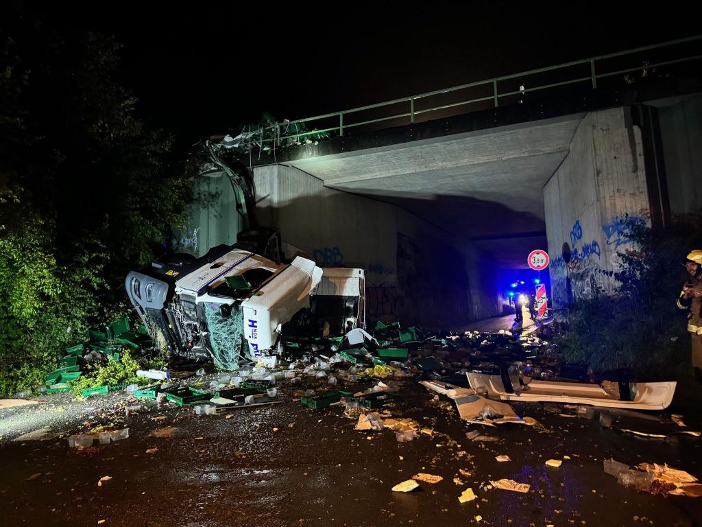 Ein Lkw ist von einer Autobahnbrücke auf eine darunterliegende Straße gestürzt. - Foto: Christian Müller/Westfalennews/dpa