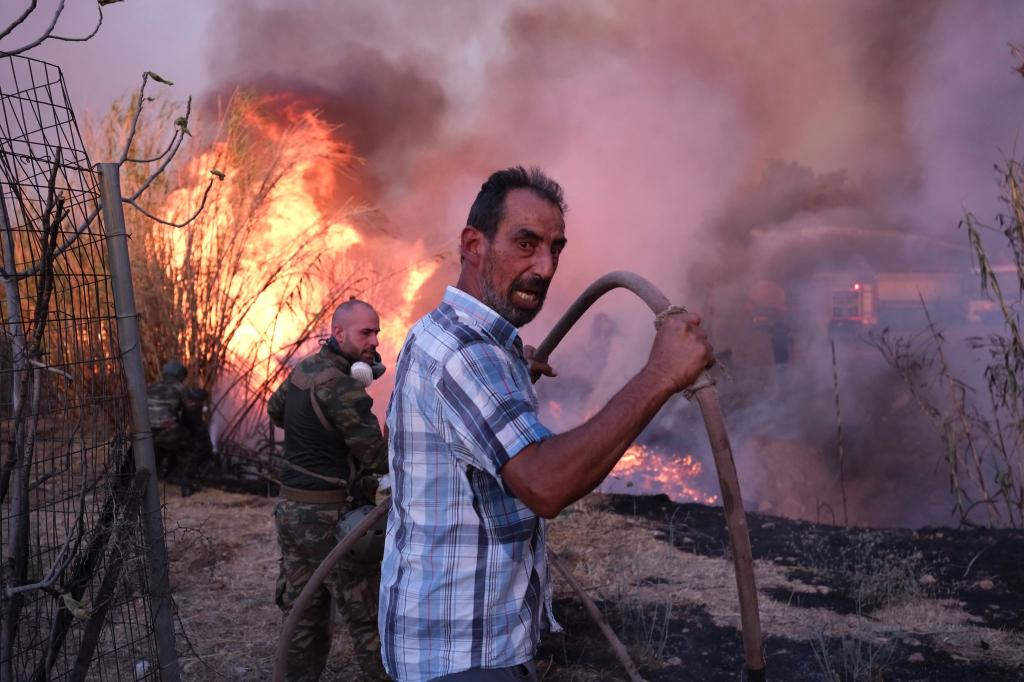 Im Norden von Athen wütetete gerade über Tage hinweg ein Großbrand. - Foto: Aggelos Barai/AP