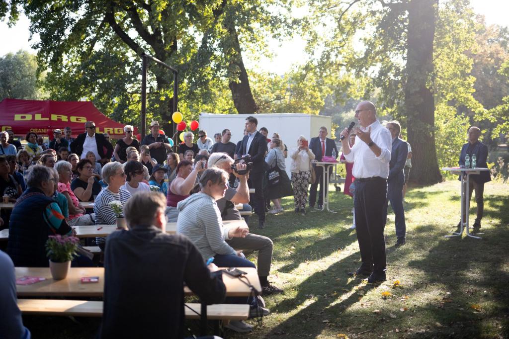 Woidke spricht beim Wahlkampfabschluss der SPD in Oranienburg vor rund 200 Menschen. - Foto: Sebastian Christoph Gollnow/dpa