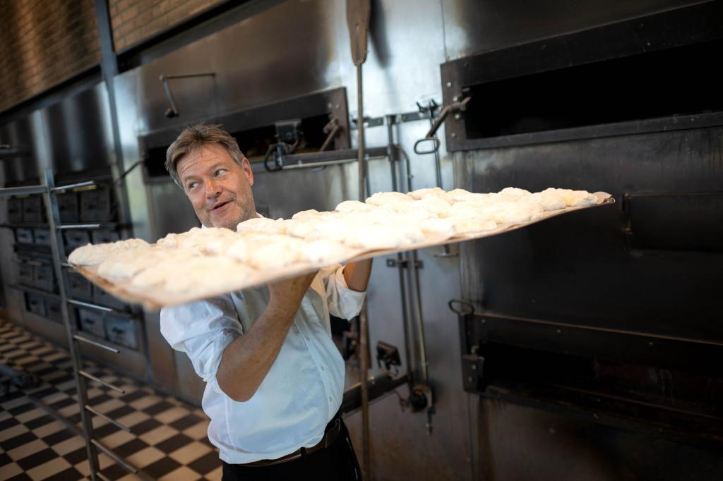 Robert Habeck (Bündnis 90/Die Grünen), Bundesminister für Wirtschaft und Klimaschutz, zeigt sein Talent in einer Bäckerei. - Foto: Sina Schuldt/dpa