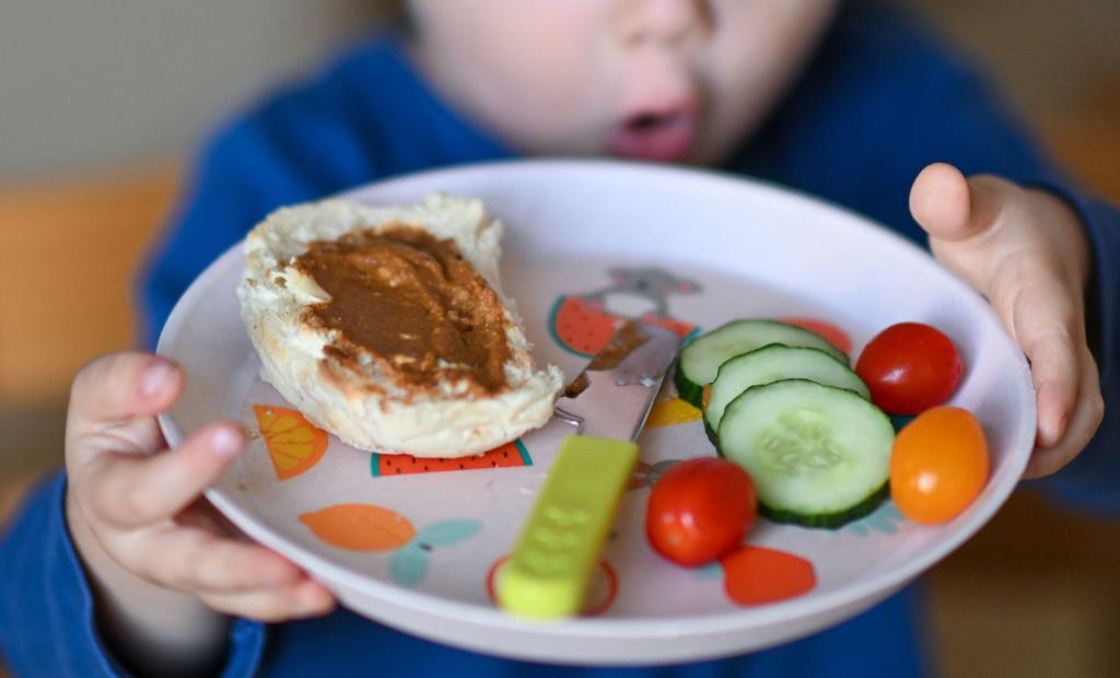 Für Kinder muss vegetarische Ernährung besonders gut gemacht sein, sagen Fachleute. - Foto: Hendrik Schmidt/dpa