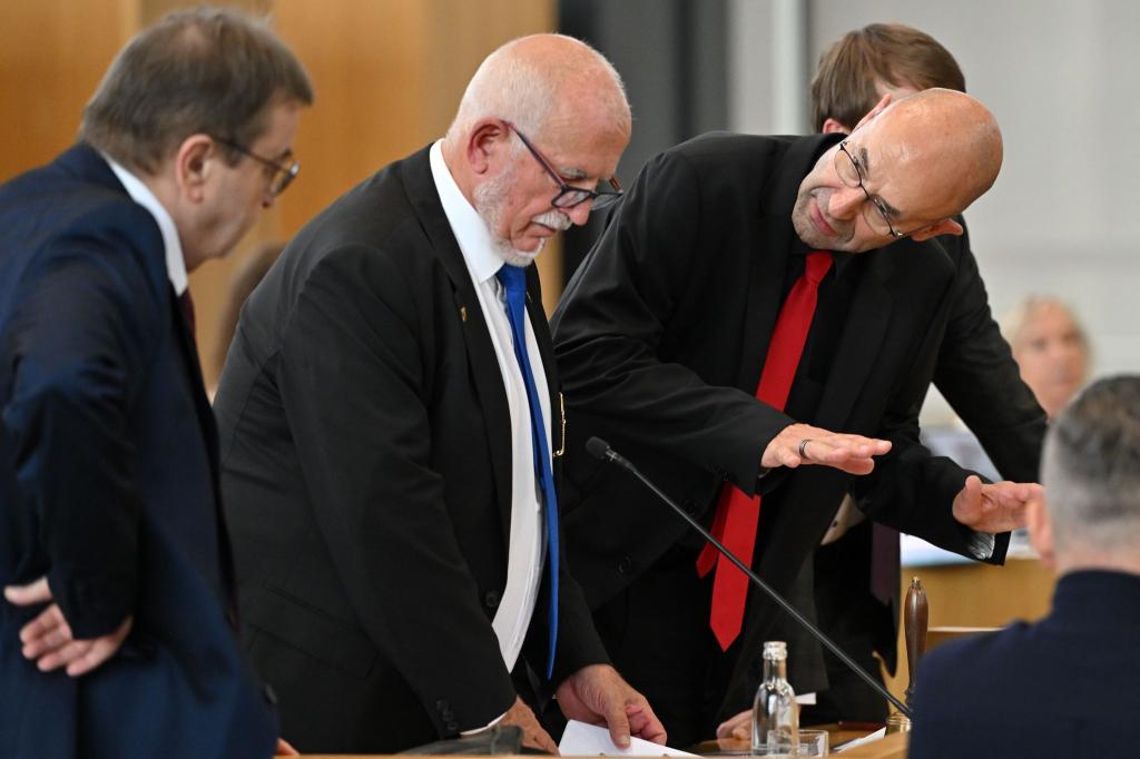 Bei der ersten Sitzung des Thüringer Landtags gibt es scharfe Kritik an den Alterspräsidenten der AfD, Jürgen Treutler (Mitte). - Foto: Martin Schutt/dpa