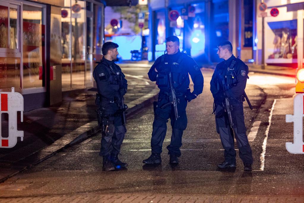 Polizisten stehen nach dem Terroranschlag von Solingen in der Innenstadt. (Archivbild) - Foto: Thomas Banneyer/dpa