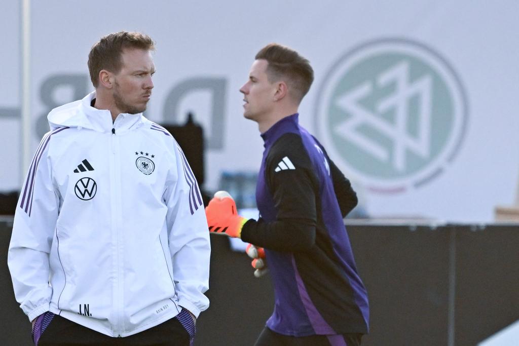 Trotz Verletzung: Julian Nagelsmann (l) bekennt sich zu Marc-André ter Stegen als DFB-Torwart Nummer eins. - Foto: Arne Dedert/dpa