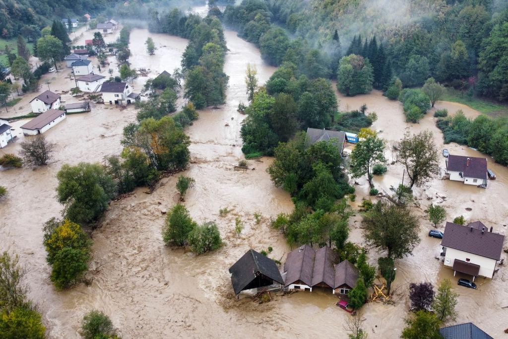 Bei Überschwemmungen und Erdrutschen in Bosnien-Herzegowina kamen mindestens 18 Menschen ums Leben (Foto aktuell). - Foto: Robert Oroz/AP