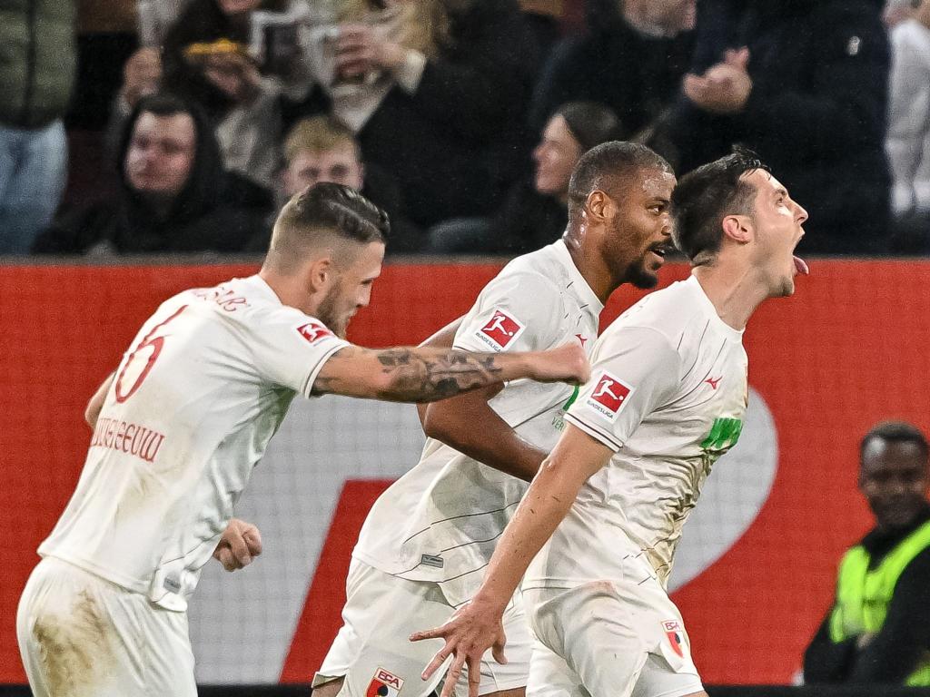 Augsburgs Keven Schlotterbeck bejubelt sein Tor zum 1:0. - Foto: Harry Langer/dpa