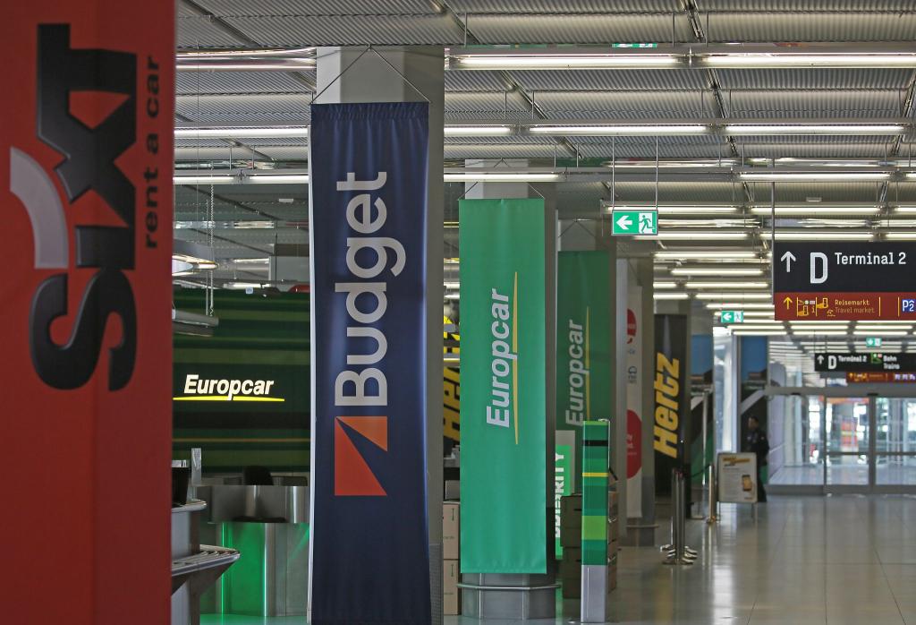 Mietwagenschalter am Flughafen. Die Preise sinken weiter, allerdings nicht mehr so schnell wie in den vergangenen Jahren. - Foto: Oliver Berg/dpa