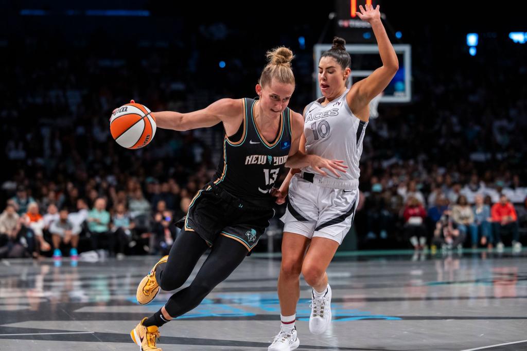 Leonie Fiebich (l) muss in den WNBA-Playoffs mit den New York Liberty in ein viertes Halbfinale gegen Las Vegas. - Foto: Corey Sipkin/AP/dpa