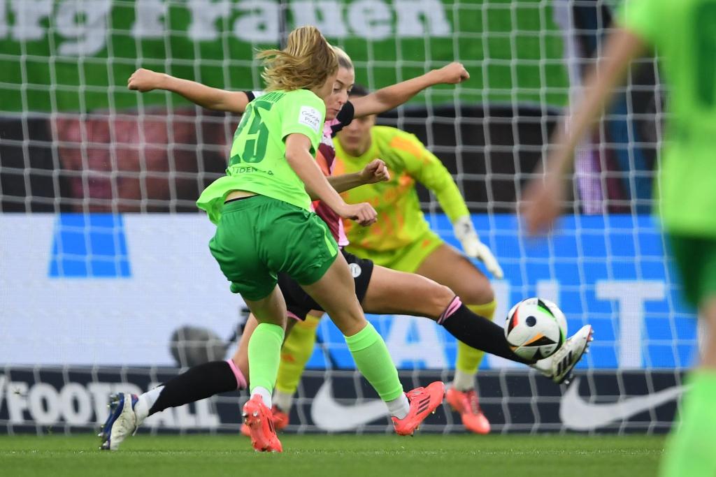 Schuss ins Glück: Vivien Endemann trifft sehenswert zum 1:0 für Wolfsburg. - Foto: Swen Pförtner/dpa