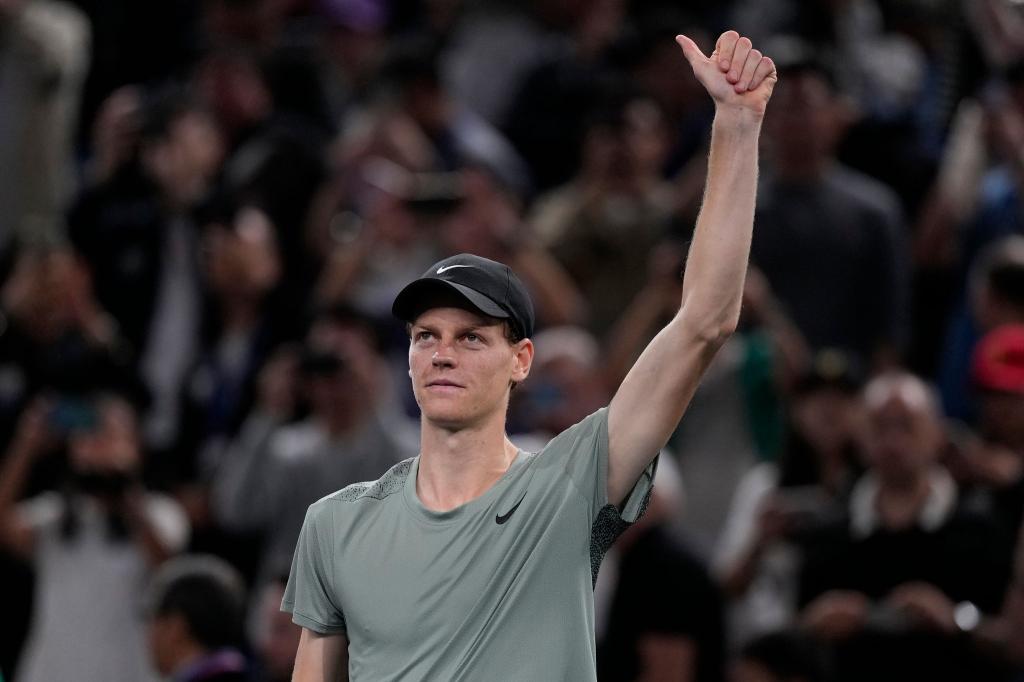 Tennisstar Jannik Sinner bejubelt den Finalsieg von Shanghai gegen Novak Djokovic - Foto: Andy Wong/AP/dpa