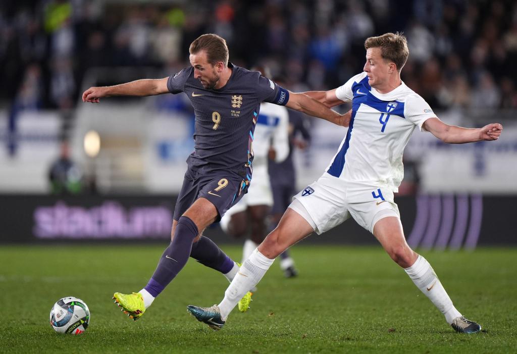 Bayern-Stürmer Harry Kane (l) siegt mit England in Helsinki. - Foto: Bradley Collyer/PA Wire/dpa