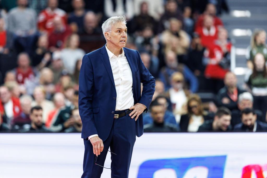 Bayerns Basketballer mit Coach Gordon Herbert gewinnen im BBL-Pokal in Bonn. - Foto: Matthias Balk/dpa