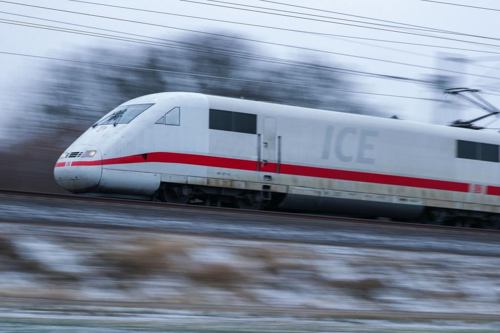 Reisende im Fernverkehr mussten ebenso wie Pendler wegen einer Reparatur an der Oberleitung Geduld mitbringen. (Symbolbild) - Foto: Jan Woitas/dpa-Zentralbild/dpa