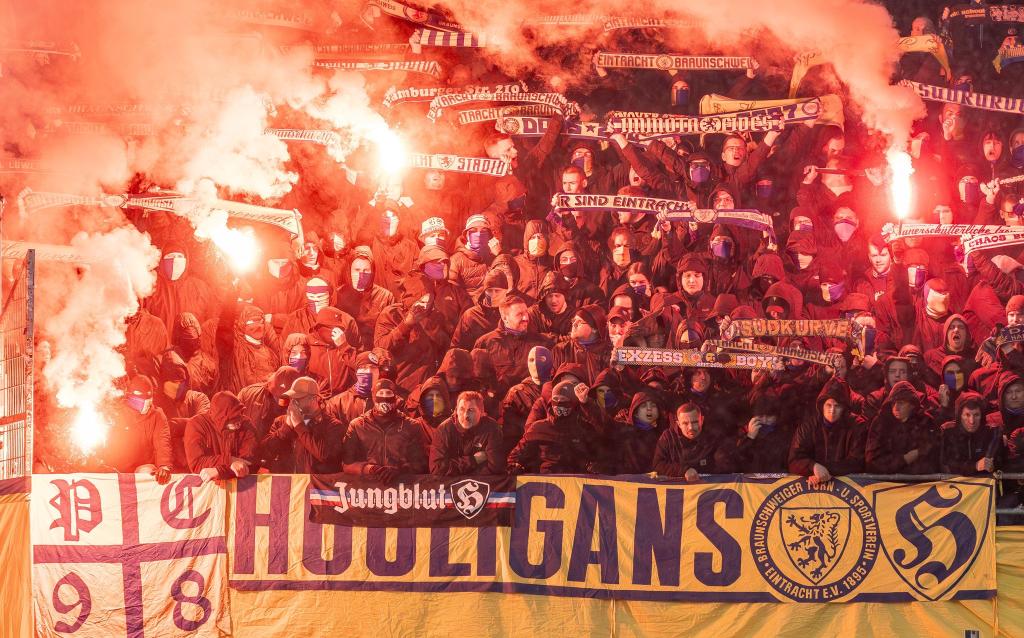 Der Einsatz von Pyrotechnik in Stadien sorgt bei Politikern und Verbänden regelmäßig für große Kritik. - Foto: Axel Heimken/dpa