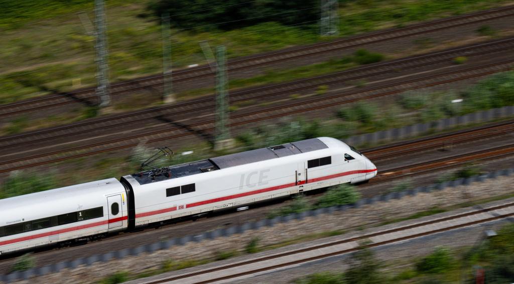 Mehr als jeder dritte Fernzug war im September unpünktlich unterwegs. (Archivbild) - Foto: Daniel Reinhardt/dpa