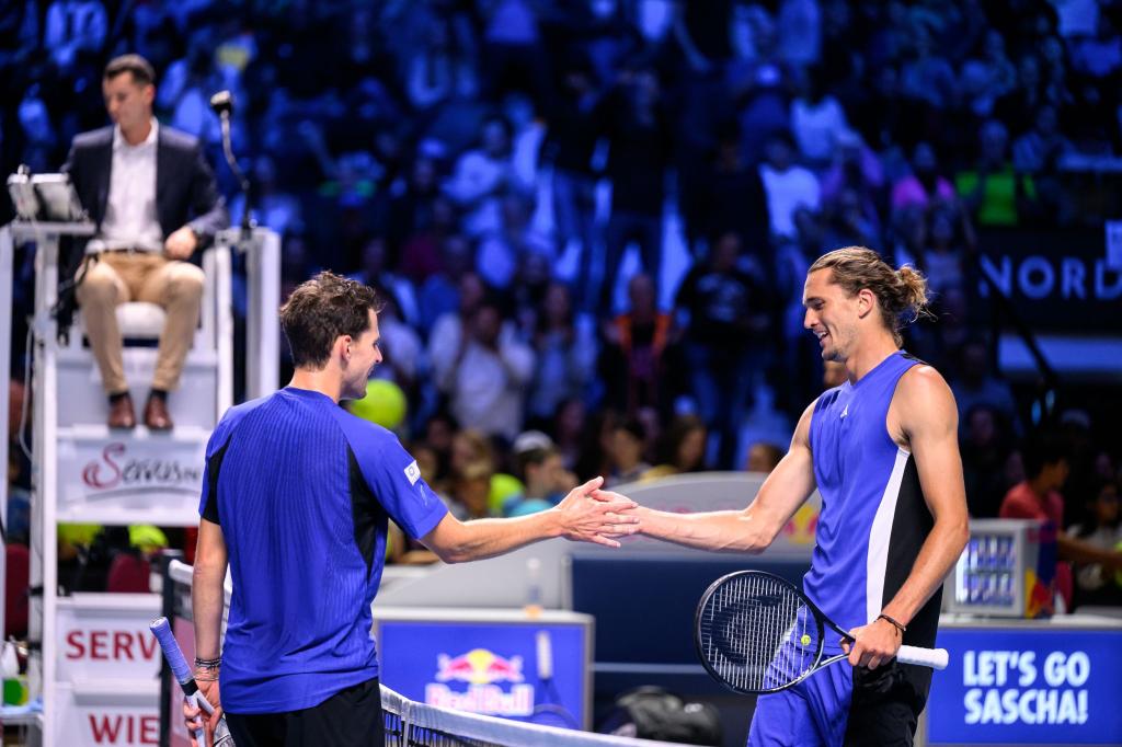 Alexander Zverev (r.) zieht in Wien souverän ins Achtelfinale ein. - Foto: Max Slovencik/APA/dpa