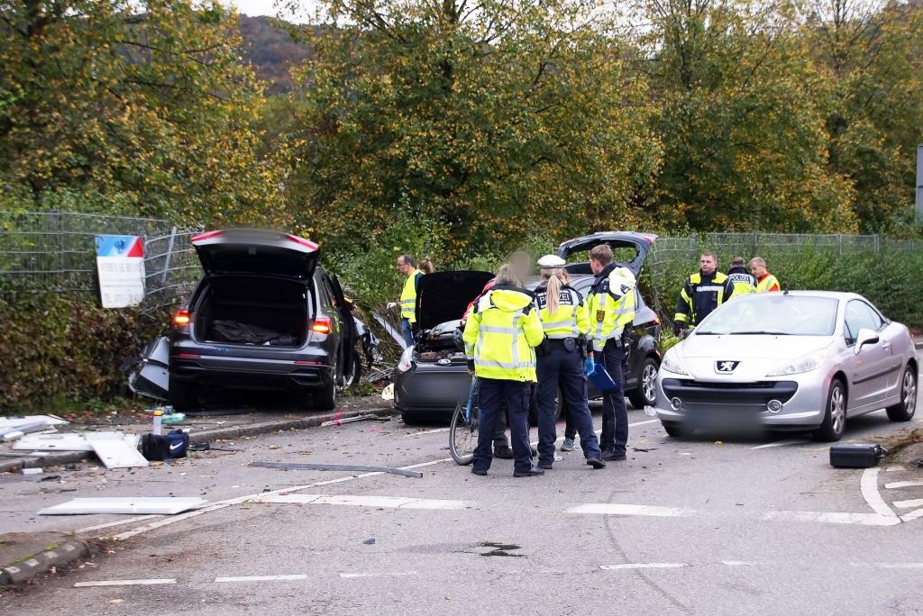 Eine Mutter und ihre zwei kleinen Söhne starben noch an der Unfallstelle. - Foto: -/SDMG/dpa