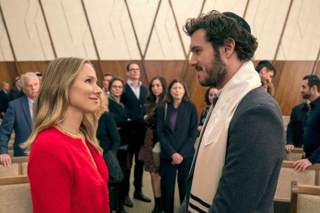 Unter Beobachtung ihres Umfelds: die beiden Verliebten der Serie «Nobody Wants This» (Foto: Netflix) - Foto: Cr. Stefania Rosini/Netflix/dpa