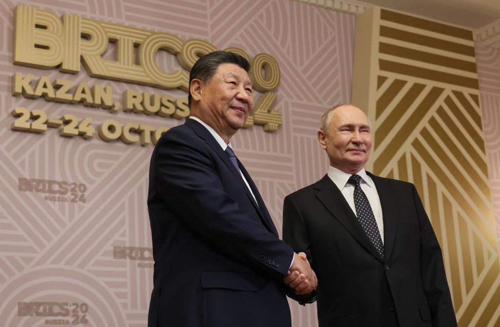 Der Gastgeber und sein wichtigster Gast: Putin mit dem chinesischen Staatschef Xi. - Foto: Maxim Shipenkov/Pool EPA/AP