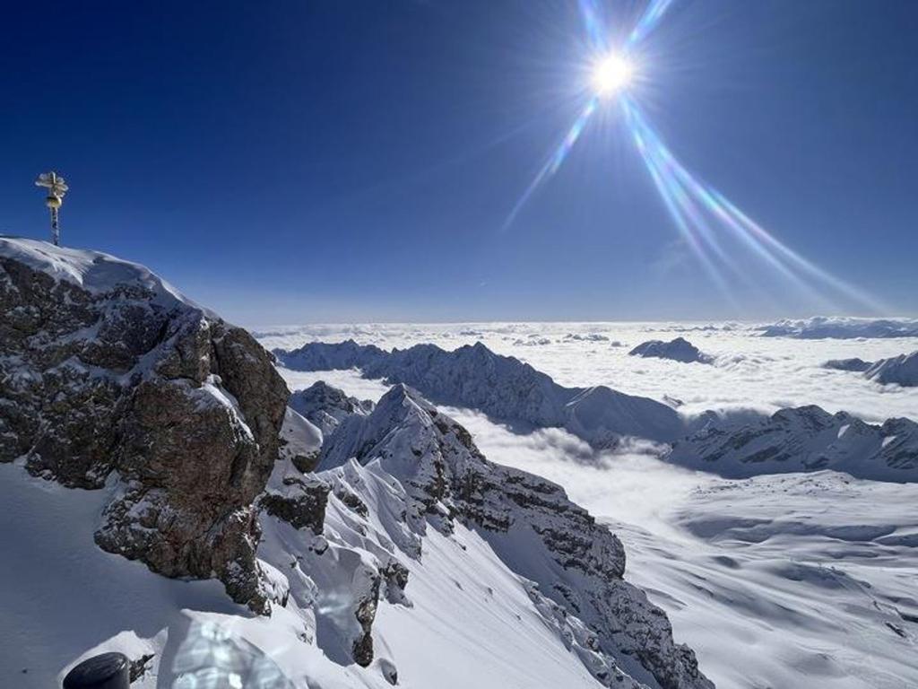 Deutschlands höchster Gipfel: die Zugspitze. Bayern gehört für den «Lonely Planet» zu den Top-Zielen des kommenden Jahres. (Archivbild) - Foto: Christoph Trost/dpa