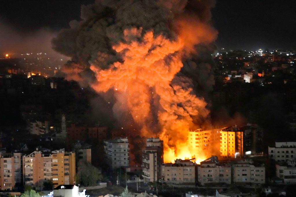 Israels Luftwaffe nimmt weiter Ziele im Libanon unter Beschuss. - Foto: Hussein Malla/AP/dpa