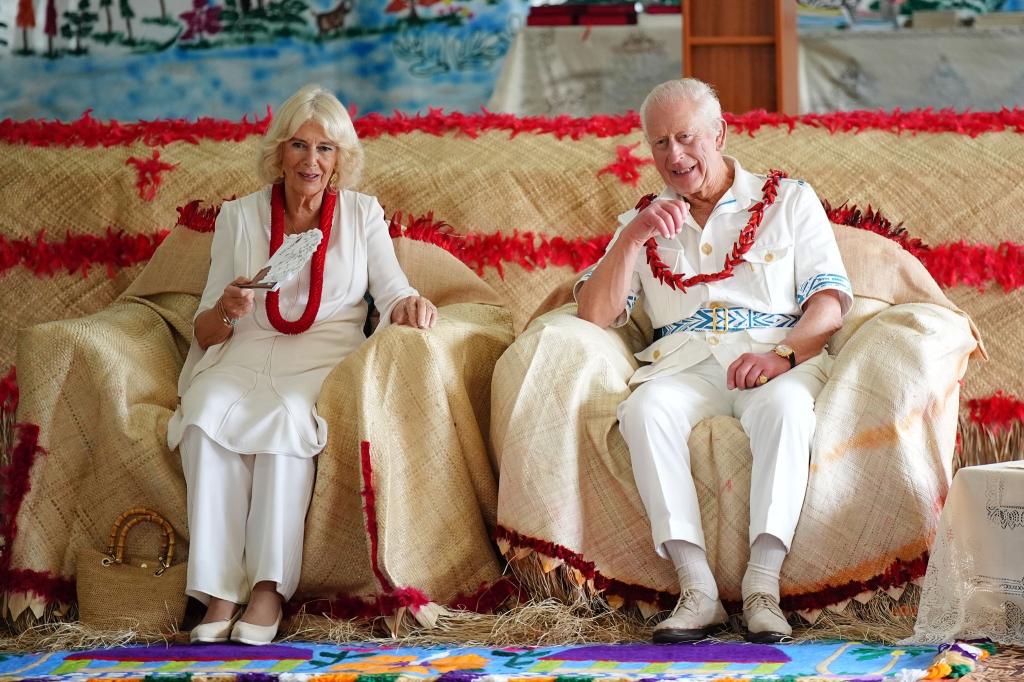 In sommerlichem Outfit zeigten sich Charles und Camilla am ersten Tag des Besuchs. - Foto: Aaron Chown/PA Wire/dpa