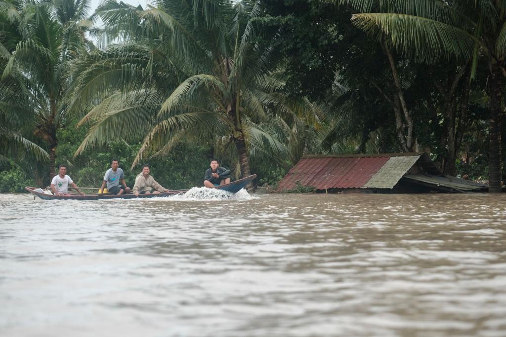 Das Wasser stand vielerorts bis zu den Dächern. - Foto: John Michael Magdasoc/AP