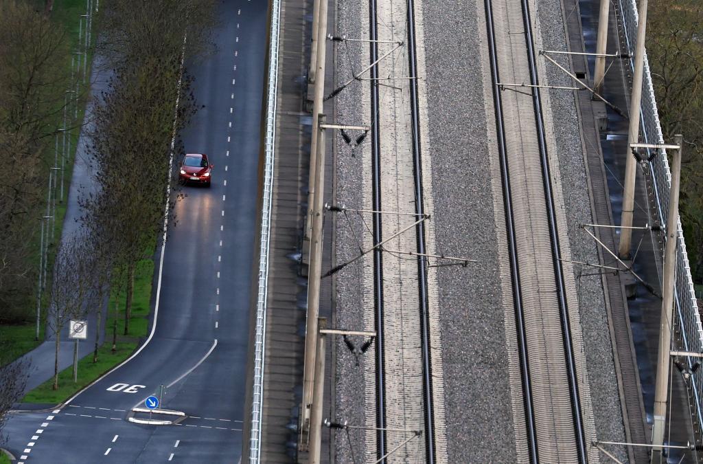 Das Auto bleibt in den nächsten Jahren das dominierende Verkehrsmittel. (Archivbild) - Foto: Karl-Josef Hildenbrand/dpa