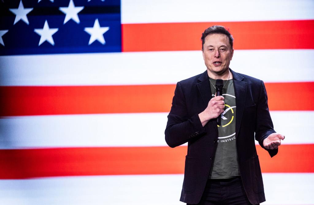 Elon Musk erhöht den Einsatz auf einen Wahlsieg von Donald Trump. (Archivbild) - Foto: Sean Simmers/The Patriot-News/AP/dpa