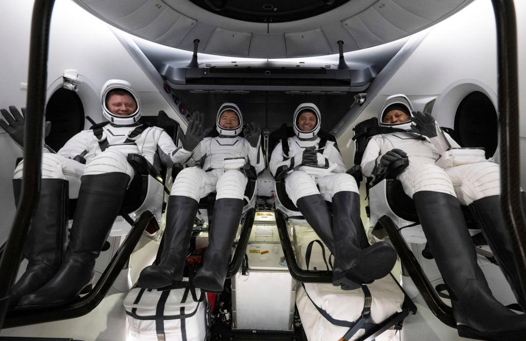 Dieses Foto zeigt den Roskosmos-Kosmonauten Alexander Grebenkin (l), die NASA-Astronauten Michael Barratt (2.v.l.), Matthew Dominick (2.v.r) und Jeanette Epps (r) im Inneren der Raumkapsel kurz nach deren Bergung. - Foto: Joel Kowsky/NASA via AP/dpa