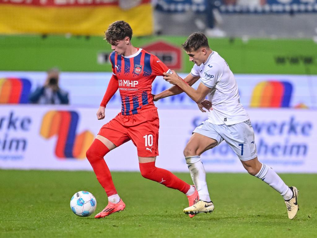 Der 1. FC Heidenheim um Paul Wanner (l) und die TSG 1899 Hoffenheim um Tom Bischof (r) kamen erst nach der Pause offensiv in Schwung. - Foto: Harry Langer/dpa