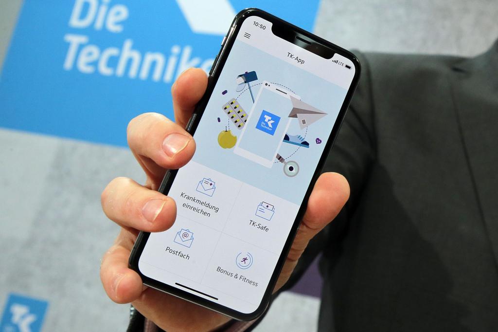 App statt Aktenordner: Mit der elektronischen Patientenakte sollen Versicherte ihre Gesundheitsdaten immer per Smartphone griffbereit haben. (Symbolbild) - Foto: Wolfgang Kumm/dpa