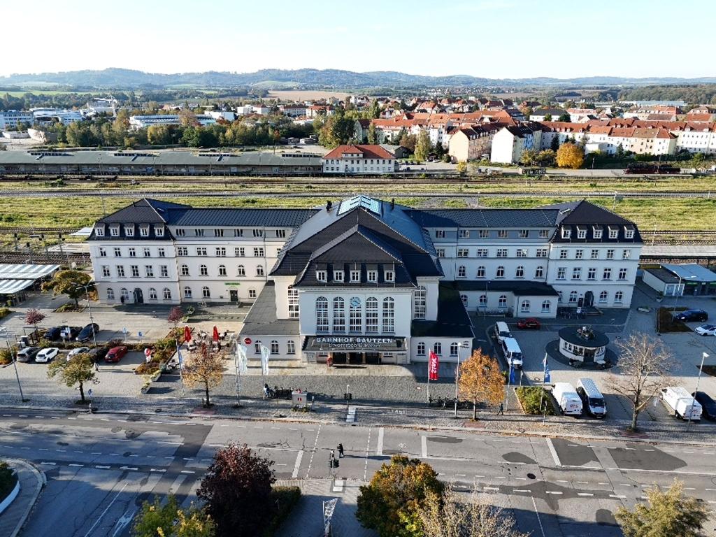 Bestach die Jury mit seinem «hellen und offenen Innenleben»: Der Bahnhof Bautzen. (Foto Produktion) - Foto: Sebastian Kahnert/dpa