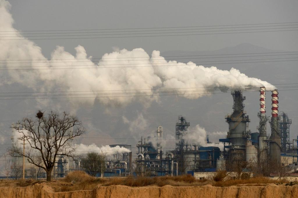 Wegen einer Hitzewelle stieg Chinas Strombedarf im dritten Quartal 2024. (Archivbild) - Foto: Olivia Zhang/AP/dpa