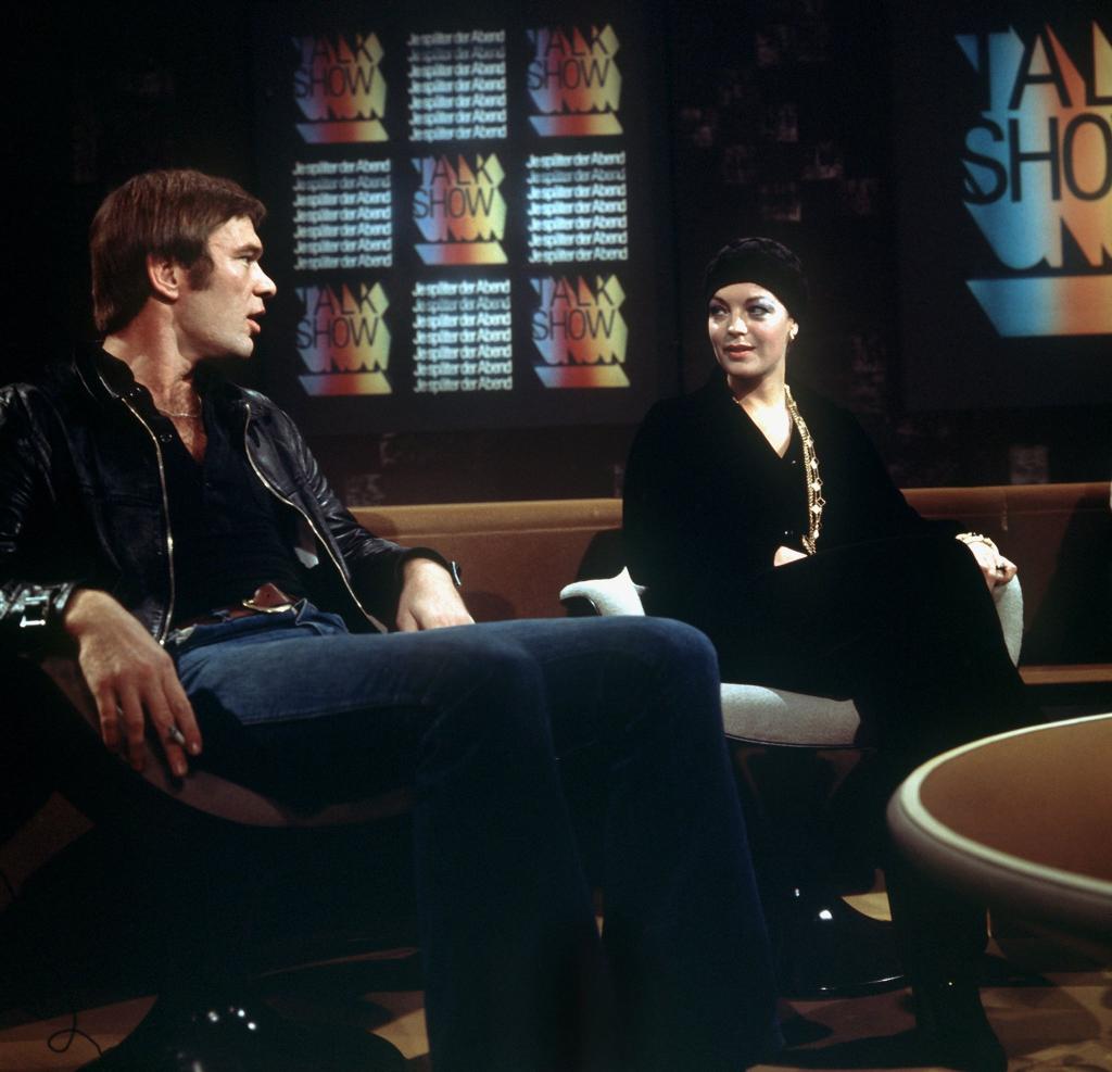 Unvergessen: Romy Schneider und Burkhard Driest am 30. Oktober 1974 in der WDR-Talkshow «Je später der Abend». (Archivbild) - Foto: Horst Ossinger/dpa