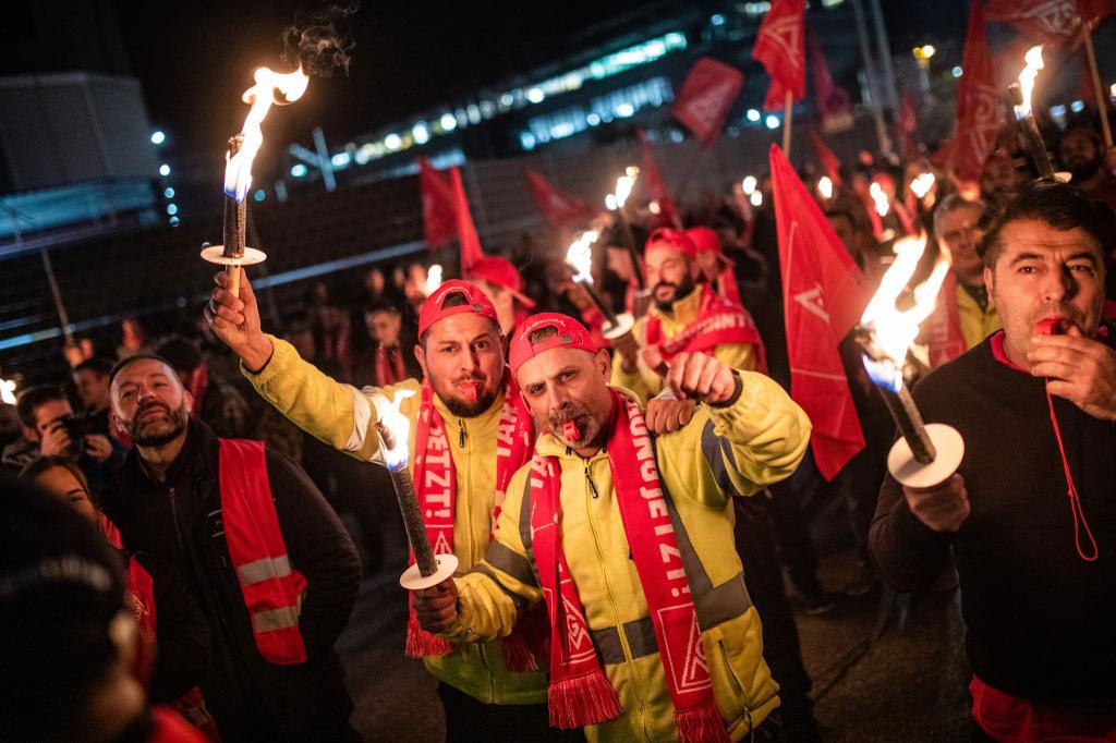 Warnstreik der IG Metall bei Porsche - Foto: Christoph Schmidt/dpa