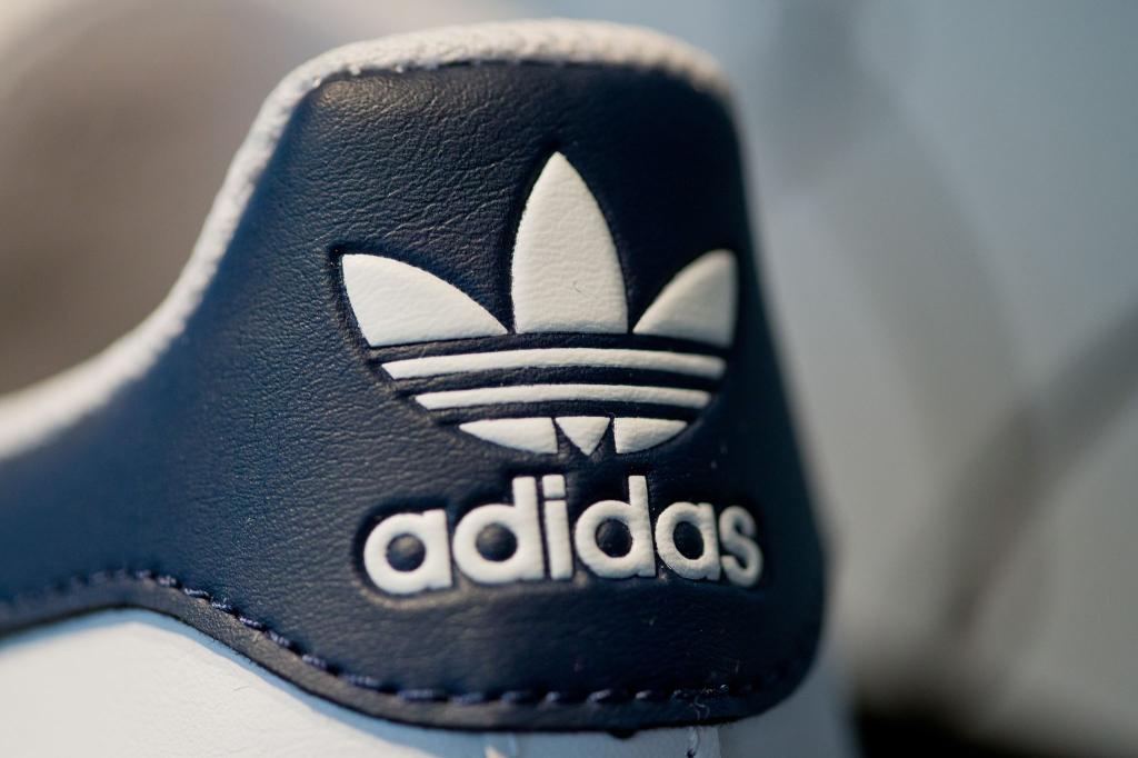 Der Adidas-Umsatz stieg zuletzt um 7,3 Prozent auf 6,4 Milliarden Euro. - Foto: Daniel Karmann/dpa