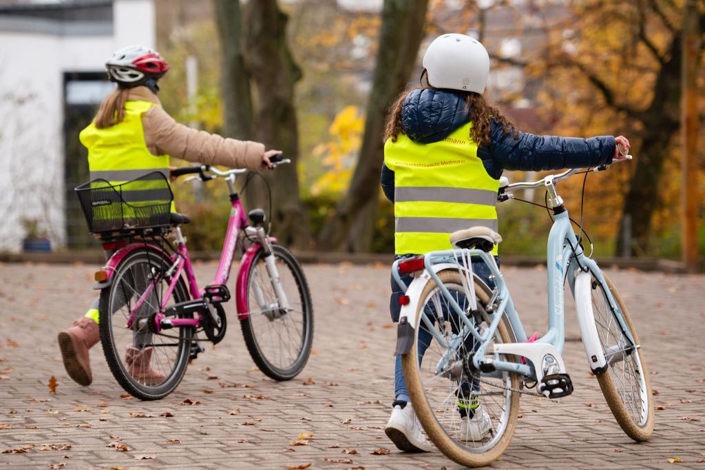 Dass Kinder in der Grundschule sicher auf dem Rad unterwegs sind, ist längst nicht mehr selbstverständlich. (Archivbild) - Foto: Marius Becker/dpa