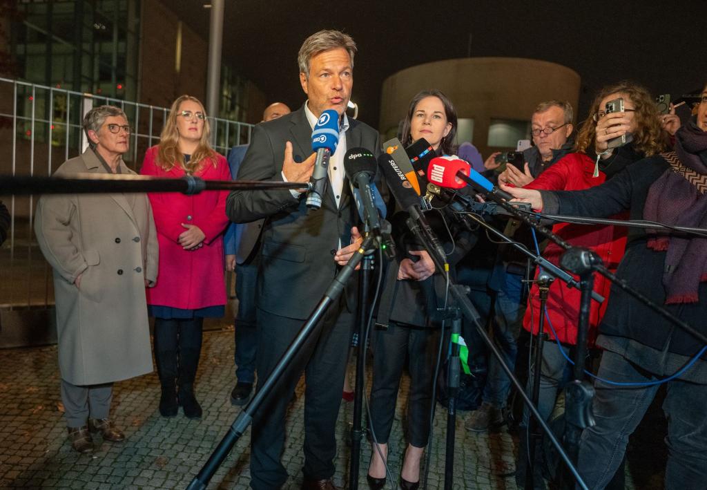 Bundeswirtschaftsminister Robert Habeck (Grüne) nach der Ankündigung des Bundeskanzlers. - Foto: Michael Kappeler/dpa