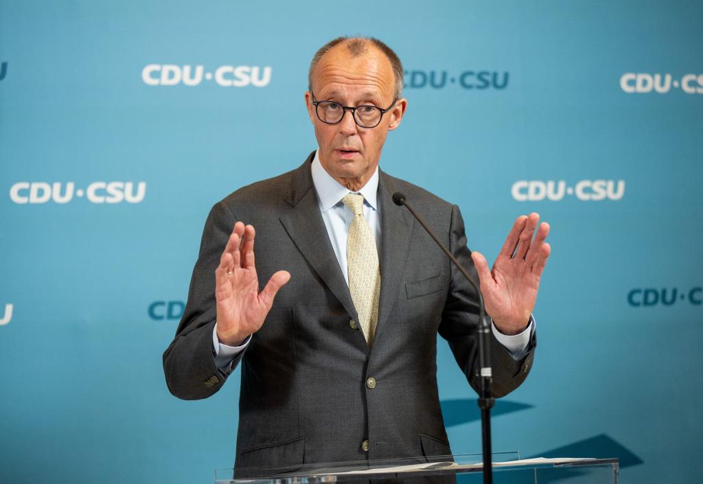 Geht Unions-Kanzlerkandidat Merz auf das Angebot von Kanzler Scholz zur Zusammenarbeit in drängenden Fragen ein? Merz will mit den Abgeordneten von CDU und CSU über das weitere Vorgehen beraten. - Foto: Michael Kappeler/dpa