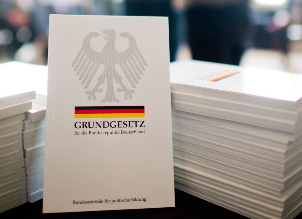 Das Grundgesetz regelt den Weg zu einer Neuwahl. - Foto: Julian Stratenschulte/dpa