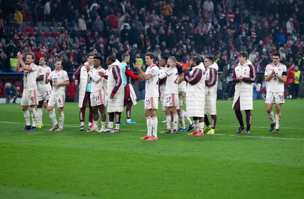 Die Bayern-Profis feierten ihren wichtigen Sieg nur verhalten vor ihren Fans. - Foto: Sven Hoppe/dpa