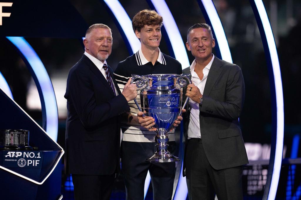 Boris Becker (l) darf Jannik Sinner (M) ehren. ATP-Chef Andrea Gaudenzi gratuliert ebenfalls. - Foto: Marco Alpozzi/LaPresse via ZUMA Press/dpa