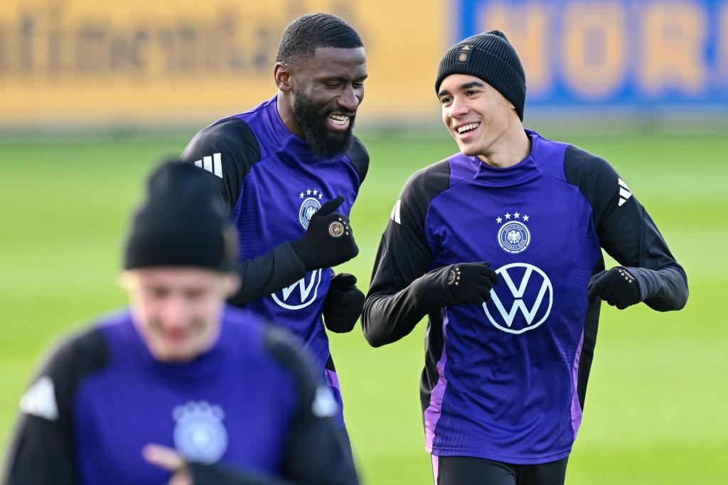 Antonio Rüdiger (l.) und Jamal Musiala (r.) - zwei wichtige Säulen für Bundestrainer Nagelsmann. - Foto: Uwe Anspach/dpa