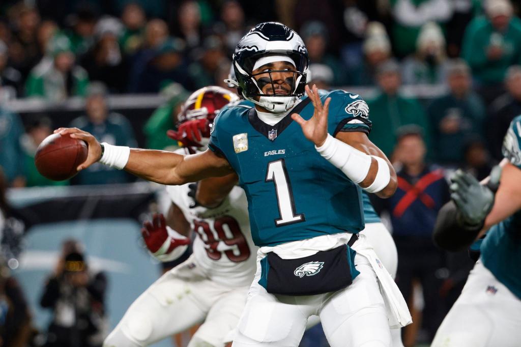 Quarterback Jalen Hurts gewinnt mit Philadelphia das Spitzenspiel gegen Washington. - Foto: Laurence Kesterson/AP/dpa