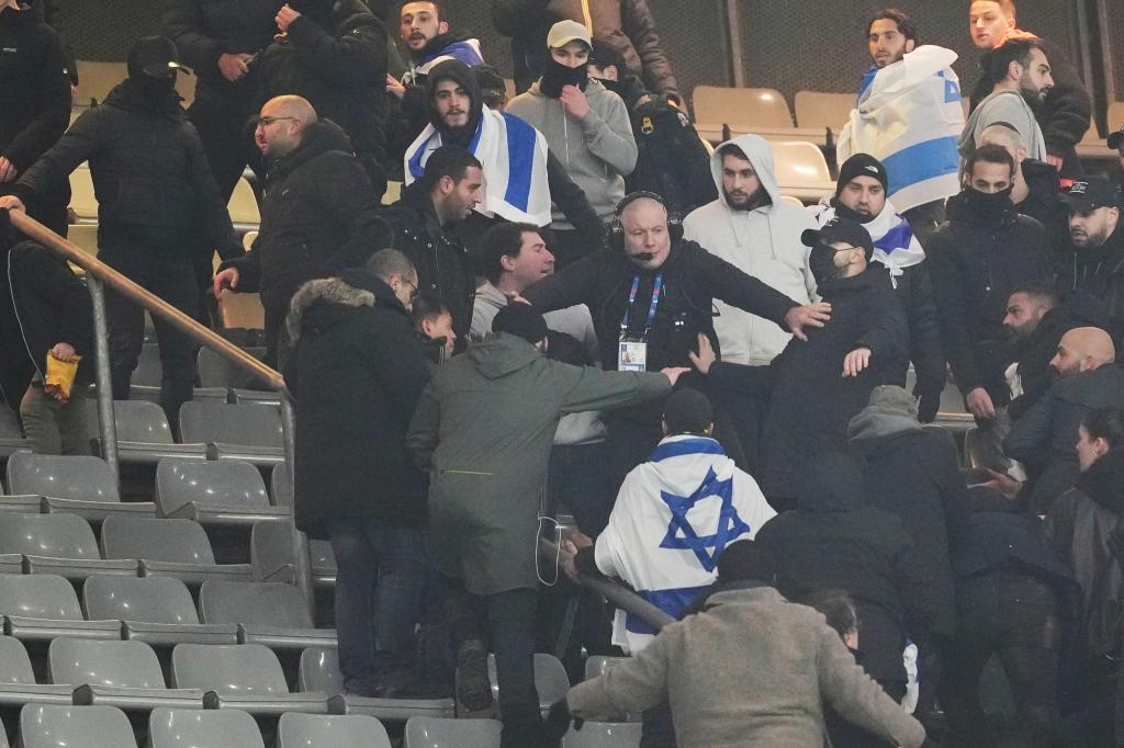 Auf der Tribüne kam es kurzzeitig zu Ausschreitungen. - Foto: Thibault Camus/AP