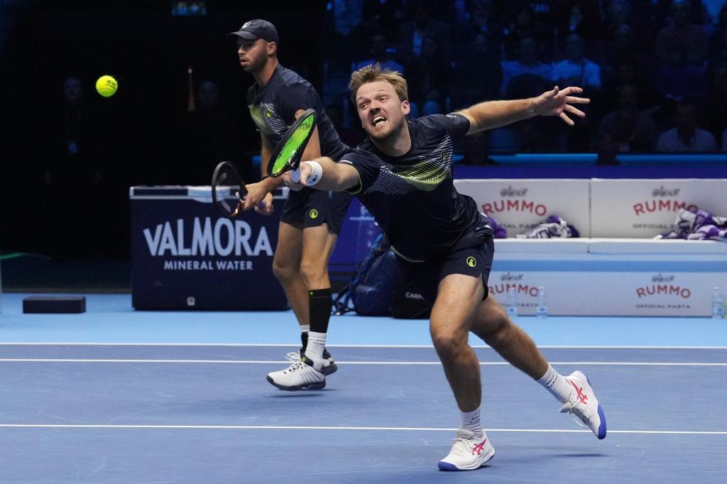 Tim Pütz (l) und Kevin Krawietz (r) haben am Samstag die Chance, ins Endspiel der ATP Finals einzuziehen. - Foto: Antonio Calanni/AP/dpa