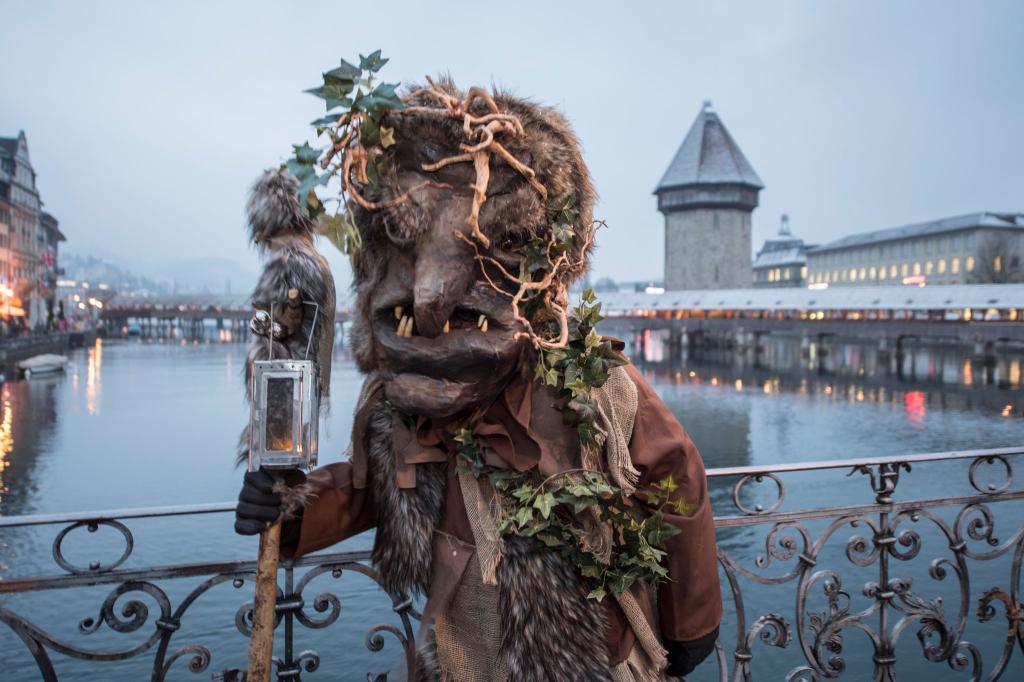 Die Fasnacht im Februar ist ein Anziehungspunkt, aber die meisten Touristen reisen im Sommer nach Luzern. (Archivbild) - Foto: Urs Flueeler/KEYSTONE/dpa